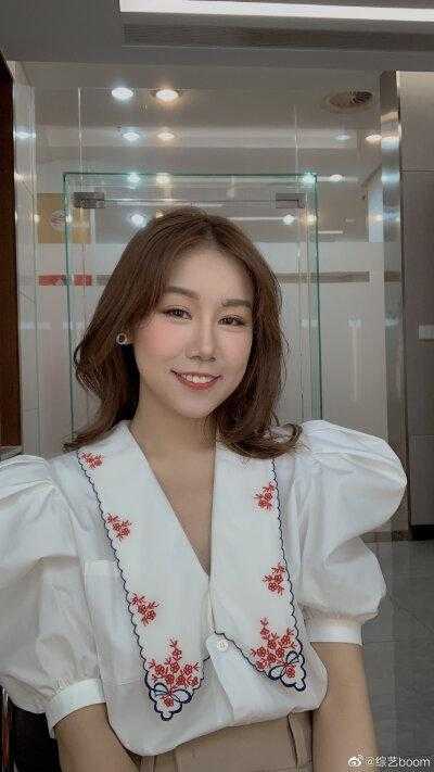 女友和别人的订婚宴上热搜，我反手送她全家吃牢饭结局+番外